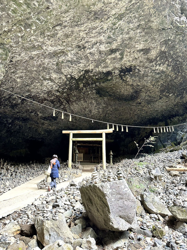 洞窟内の鳥居・・神秘的な雰囲気 願いを叶える為に積まれた石・・