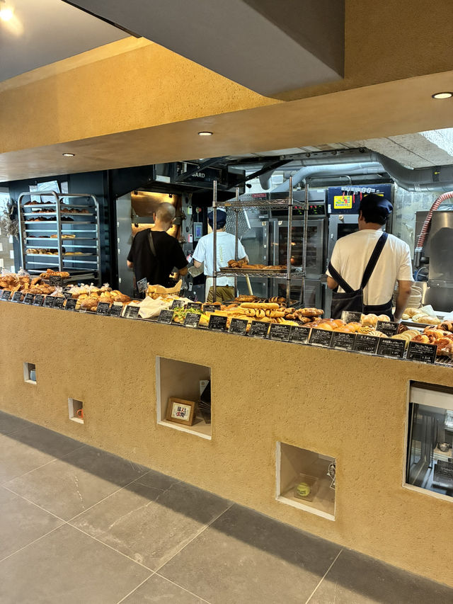 北野の坂の途中で香ばしい香りに誘われて🥐✨ 北野の坂の途中で香ばしい香りに誘われて🥐✨