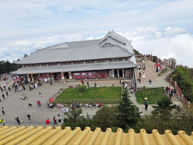Emeishan's Sacred Peaks