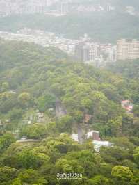 ไหว้พระในวันที่ฝนพรำ บรรยากาศสงบอย่างบอกไม่ถูก