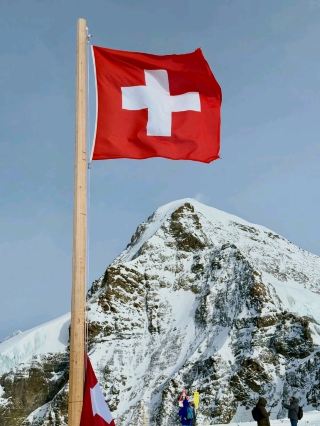 เหนือเมฆ: เล่นสกีบนเนินเขาที่สวยงามที่สุดในยุโรป ณ เมืองมูร์เรน