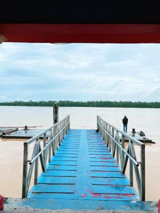 สวนดอกไม้เขียวชอุ่มพร้อมรูปปั้นจักรราศีและเทพเจ้า
