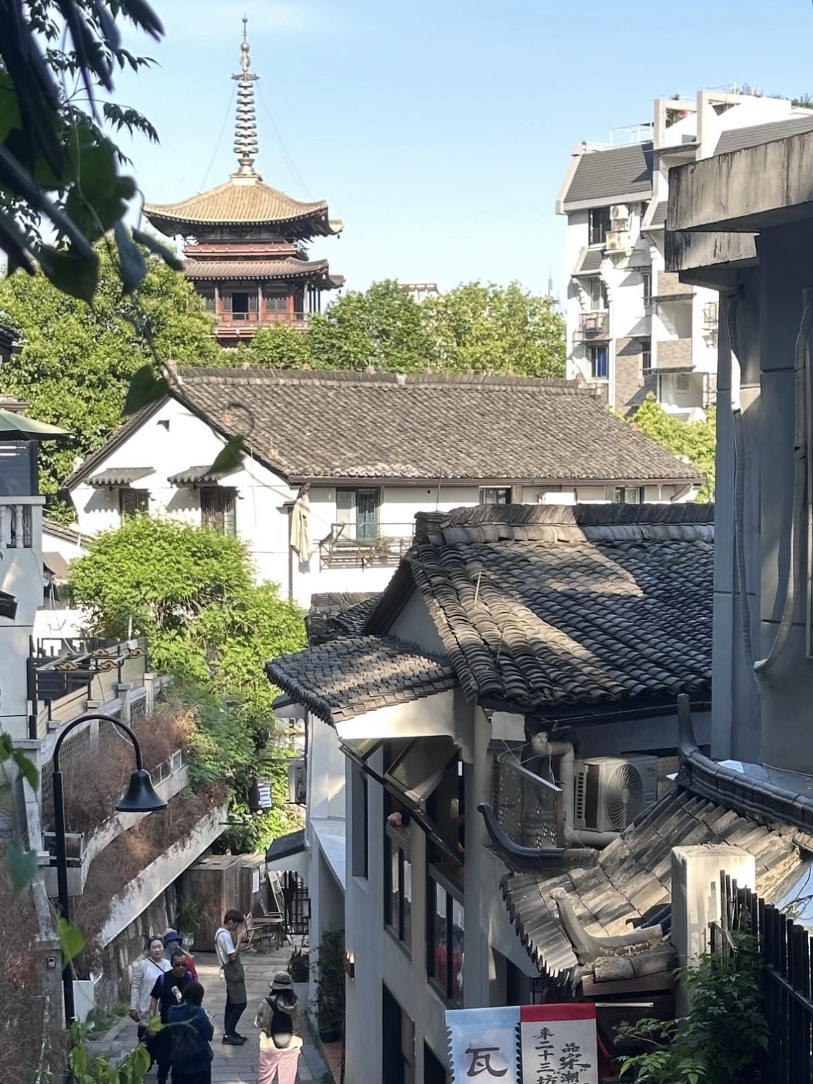 Hangzhou is one of China's most breathtaking cities, famous for the saying, "Up above there is heaven; down below there are Suzhou and Hangzhou." 🥹🤍

This city truly stands out with West Lake, ancient temples, tea plantations, and a vibe that perfectly blends nature with modern city life.

📍 Trip Highlights

· West Lake
· Lingyin Temple
· Feilai Peak
· Longjing Tea Village
· Leifeng Pagoda
· Xixi National Wetland Park

⸻

🌅 Day 1 : West Lake

✈️ Arrive in Hangzhou

Start your journey at

📍 West Lake

The iconic lake and UNESCO World Heritage Site

Recommended Activities

🚤 Take a boat ride on the lake

🌿 Take a stroll along the shoreline

📸 Snap photos at the Broken Bridge

🌸 Admire the stunning gardens and waterfront pavilions

⸻

🌅 Evening

Head up to

📍 Leifeng Pagoda

The ultimate viewpoint in the city

Take in the sweeping panoramic views of West Lake and the Hangzhou skyline

⸻

🙏 Day 2 : Culture & Spiritual Vibes

Morning

📍 Lingyin Temple

One of China's most renowned Buddhist temples

Locals often come here to pray for:

✨ Success

✨ Career growth

✨ Inner peace

⸻

Walk over to

📍 Feilai Peak

Home to ancient stone cliffs intricately carved with Buddha statues

The atmosphere here is incredibly serene and mystical

⸻

🍵 Afternoon

Make your way to

📍 Longjing Tea Village

The birthplace of China's world-famous Longjing (Dragon Well) green tea

🌿 Wander through the terraced tea fields

🍵 Sip on authentic Longjing tea

📸 Capture photos surrounded by lush, rolling hills

⸻

🌳 Day 3 : A Dose of Nature Before Heading Home

Morning

📍 Xixi National Wetland Park

A massive urban wetland right in the city

Featuring small canals, rustic wooden bridges, and traditional rowboats

It feels like a gigantic, immersive nature reserve

⸻

☕ Drop by a cozy cafe or tea shop before heading out

✈️ Hangzhou Xiaoshan International Airport

⸻

💡 Who Is This Trip For?

✅ Nature lovers

✅ Spiritual seekers and fans of ancient Chinese temples

✅ Anyone who loves beautiful, walkable cities

✅ Photography enthusiasts obsessed with scenic lake views

✅ First-timers looking for an easy and accessible China trip

⸻

❤️ How It Compares to Other Cities

🌿 Hangzhou = Nature + Culture + Tea

🏯 Suzhou = Classical Chinese gardens and water towns

🌊 Dalian = Coastal city vibes

🍷 Yantai = Wine country and ocean breezes

🌸 Kunming = Spring-like weather year-round

If you love Wuzhen, Suzhou, and cities with stunning natural scenery, Hangzhou definitely deserves a top spot on your bucket list! 🥹🍵🌿🤍

 🍵🌿🏯🇨🇳✨📸🤍🌅🚤🌸