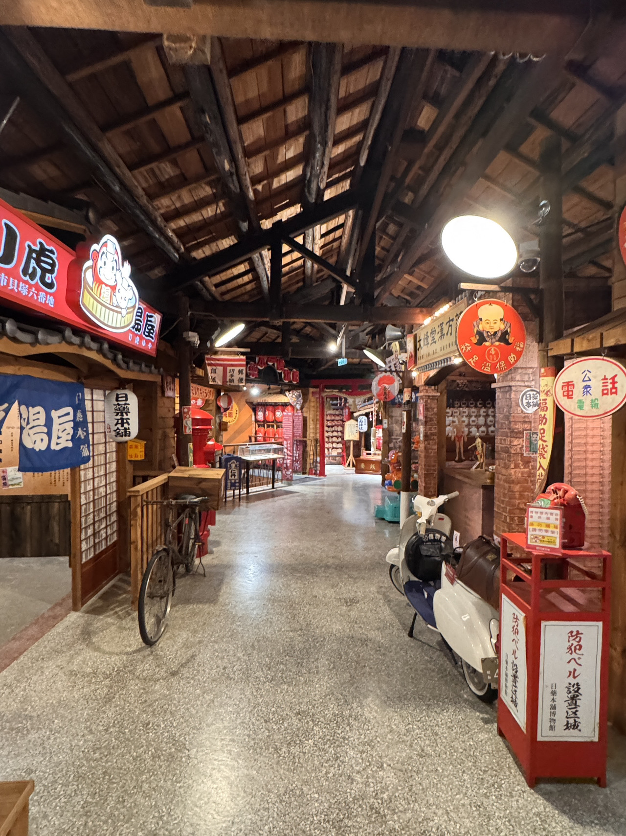 🏮💊 Hidden on the rooftop of Ximending Japanese Pharmacy is a delightful little haven! 🌿✨

When visiting Ximending, many people stop by Japanese Pharmacy to buy Japanese snacks🍫, cosmetics🧴, and daily necessities🛍️. But don't rush off! Take the elevator to the rooftop, where a secret space awaits! 🏙️

The rooftop boasts a strong retro Japanese atmosphere🎐, featuring unique landscaping and panoramic views of Ximending's bustling streetscape🚶♀️🚶♂️. During the day, the sunlight☀️ creates natural and textured photos📸; in the evening, a gentle breeze🍃 and the city lights slowly illuminate🌆, offering a different kind of leisurely and romantic feeling. Whether you're taking photos with friends👫 or quietly enjoying the view alone, you'll experience a tranquility completely different from downstairs.

Feeling tired from shopping? Why not take a break on the rooftop ☕ and enjoy a moment of relaxation before continuing your exploration of Ximending's charm? 💖 If you're visiting the Ximending Japanese Pharmacy, I highly recommend taking a few extra minutes to go upstairs. It's not just about shopping; it's like discovering a hidden gem, adding an unexpected surprise and memorable touch to your trip! 🌸🎉