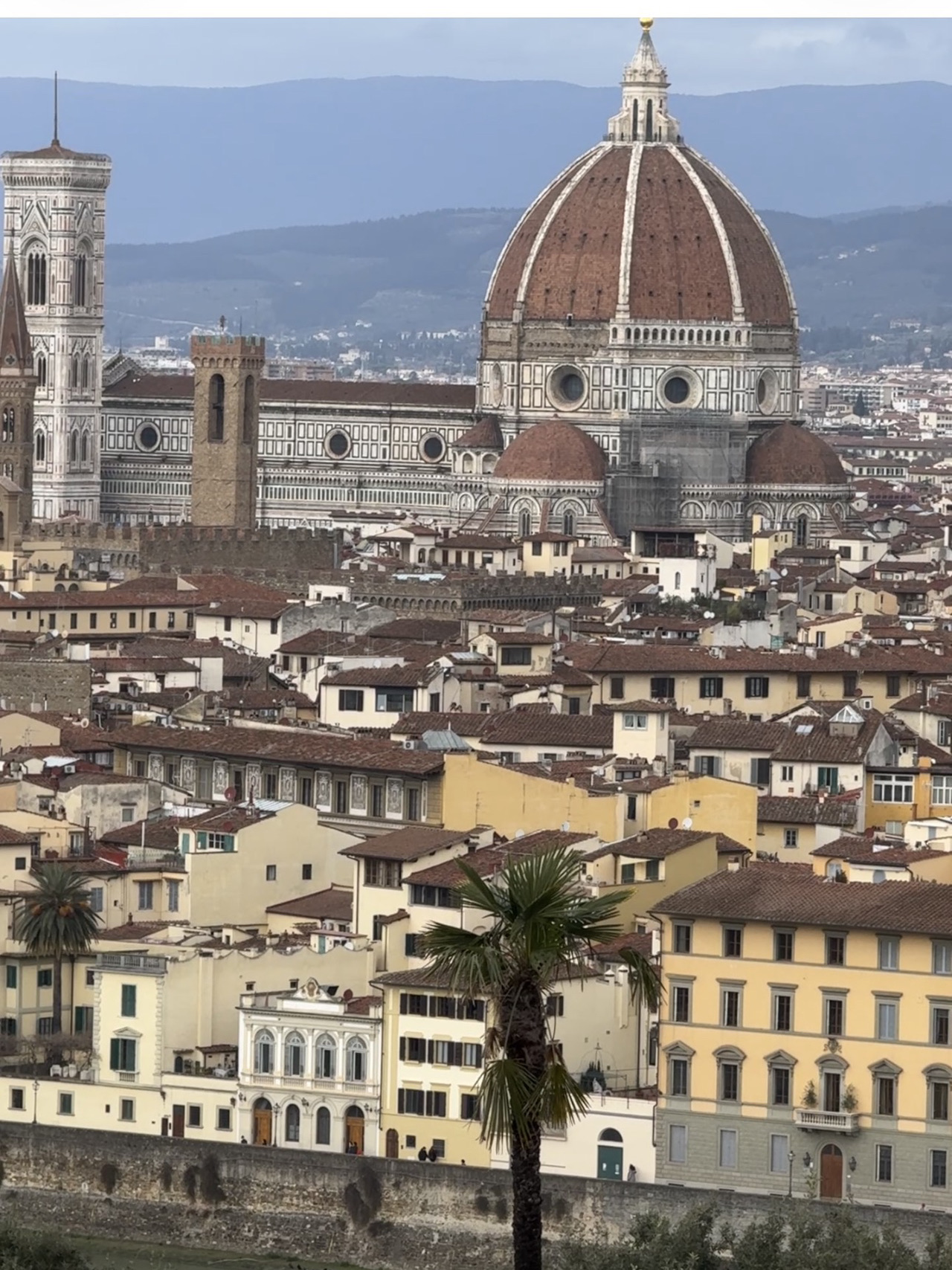 Hành trình khám phá Florence | Dạo bước qua thủ đô thời Phục Hưng, trải nghiệm vẻ đẹp quyến rũ của lịch sử và nghệ thuật

Ấn tượng đầu tiên của tôi về Florence là thành phố này không cần một lịch trình lên kế hoạch cụ thể. Chỉ cần chậm lại và lang thang qua Phố Cổ, bạn sẽ khám phá ra vô vàn điều bất ngờ. Những công trình kiến ​​trúc thời Phục Hưng được bảo tồn tốt dọc theo các con phố, những bức tượng và nhà thờ hiện diện khắp nơi, khiến thành phố giống như một bảo tàng không có tường bao; cứ vài phút, bạn lại bắt gặp một khung cảnh khiến bạn muốn dừng lại và chiêm ngưỡng.

Florence đặc biệt quyến rũ vào buổi sáng sớm. Trước khi đám đông kéo đến, khi đi bộ đến Quảng trường Nhà thờ, bạn sẽ được chào đón bởi Nhà thờ Florence tráng lệ (Santa Maria del Fiore). Mặt tiền bằng đá cẩm thạch trắng, xanh đậm và hồng tỏa sáng rực rỡ dưới ánh sáng ban mai, mỗi chi tiết chạm khắc đều đáng để chiêm ngưỡng kỹ lưỡng. Ngay cả khi chỉ ngồi bên quảng trường với một tách cà phê, ngắm nhìn người dân địa phương bắt đầu một ngày mới, bạn cũng có thể cảm nhận được nhịp sống nhàn nhã và tao nhã của thành phố.

Bên cạnh những điểm tham quan nổi tiếng, tôi đặc biệt thích lang thang qua những con hẻm của Phố Cổ. Nhiều góc phố được điểm xuyết bởi những cửa hàng độc đáo, xưởng sản xuất đồ da và cửa hàng thủ công mỹ nghệ. Không giống như cảm giác thương mại hóa của các trung tâm mua sắm lớn, những cửa hàng này mang đến trải nghiệm chân thực hơn về bầu không khí văn hóa phong phú của Florence. Những sản phẩm đồ da tinh xảo được trưng bày trong các cửa sổ cửa hàng, mỗi cửa hàng đều có phong cách độc đáo riêng; ngay cả khi không mua gì, chỉ cần ngắm nhìn thôi cũng đã là một niềm vui.

Khi đến Place de la Congrès, những bức tượng thật ngoạn mục. Các tác phẩm nghệ thuật ngoài trời hòa quyện hoàn hảo với kiến ​​trúc cổ kính. Không cần vé để chiêm ngưỡng các tác phẩm nghệ thuật đẳng cấp thế giới, điều này khiến nơi đây trở thành một trong những điểm quyến rũ nhất của Florence. Toàn bộ thành phố tích hợp nghệ thuật vào cuộc sống hàng ngày một cách liền mạch; bạn có thể cảm nhận được di sản văn hóa sâu sắc của nó ở mọi ngóc ngách.

Vào buổi tối, tôi tản bộ dọc theo sông Arno đến cầu Old Ponte Vecchio. Cây cầu được bao quanh bởi các cửa hàng trang sức và cửa hàng đặc sản. Mặt trời lặn chiếu ánh sáng vàng rực xuống dòng sông, phản chiếu lên cây cầu cổ kính và các tòa nhà ở hai bên bờ, tạo nên một khung cảnh lãng mạn. Các nhạc công đường phố chơi nhạc dọc theo cây cầu, và làn gió nhẹ khiến tôi nán lại, chỉ muốn lặng lẽ tận hưởng sự yên bình.

Những trải nghiệm du lịch tuyệt vời nhất của tôi:

· Tham quan Nhà thờ Florence (Santa Maria del Fiore) vào sáng sớm để tránh đám đông và thong thả chiêm ngưỡng các chi tiết kiến ​​trúc.

· Dành thời gian dạo quanh Phố Cổ; đừng vội vàng xem hết các điểm tham quan, nhiều cảnh đẹp ẩn mình trong những con hẻm.

· Ngắm hoàng hôn tại cầu Ponte Vecchio vào buổi tối, một trong những khung cảnh mang tính biểu tượng nhất của Florence.

· Thưởng thức kem gelato Ý chính hiệu và bít tết kiểu Florence để trải nghiệm văn hóa ẩm thực địa phương.

· Nếu có thời gian, hãy cân nhắc ghé thăm một bảo tàng nghệ thuật để tìm hiểu thêm về lịch sử nghệ thuật thời Phục Hưng.

Mẹo du lịch:

Phố Cổ Florence chủ yếu có thể đi bộ, vì vậy nên mang giày đi bộ thoải mái. Mặc dù những con đường lát đá cuội rất quyến rũ, nhưng đi bộ trong thời gian dài có thể khá mệt mỏi. Hãy đến sớm các điểm tham quan nổi tiếng, đặc biệt là vào mùa cao điểm, vì chúng có thể rất đông đúc. Lên kế hoạch trước sẽ giúp bạn tiết kiệm rất nhiều thời gian xếp hàng. Ngoài ra, hãy nhớ mang theo nước uống, kem chống nắng và mũ cho những ngày hè dài hơn để có một chuyến đi thoải mái hơn.

· Điều tôi nhớ nhất trong chuyến đi Florence không phải là số lượng điểm tham quan mà tôi đã ghé thăm, mà là cảm giác sống chậm rãi ở thành phố này. Ngồi ở quảng trường xem các nghệ sĩ đường phố biểu diễn, lang thang qua những con hẻm nhỏ để tìm những cửa hàng độc đáo, hay lặng lẽ chờ hoàng hôn bên bờ sông Arno – mỗi khoảnh khắc đều cho phép bạn cảm nhận được nét quyến rũ độc đáo của thành phố này. Florence không có sự hối hả và nhộn nhịp của các thành phố lớn, nhưng lại sở hữu một lịch sử phong phú, nghệ thuật và phong cách sống riêng, cho phép mỗi du khách tìm thấy nhịp sống của riêng mình. Nếu có dịp quay lại Ý, tôi vẫn sẽ dành vài ngày ở Florence, bởi vì thành phố này đáng để khám phá một cách chậm rãi và đáng để ghé thăm nhiều lần.