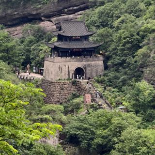 Jian'ge is towering and majestic; one man guards the pass, and ten thousand cannot break through.