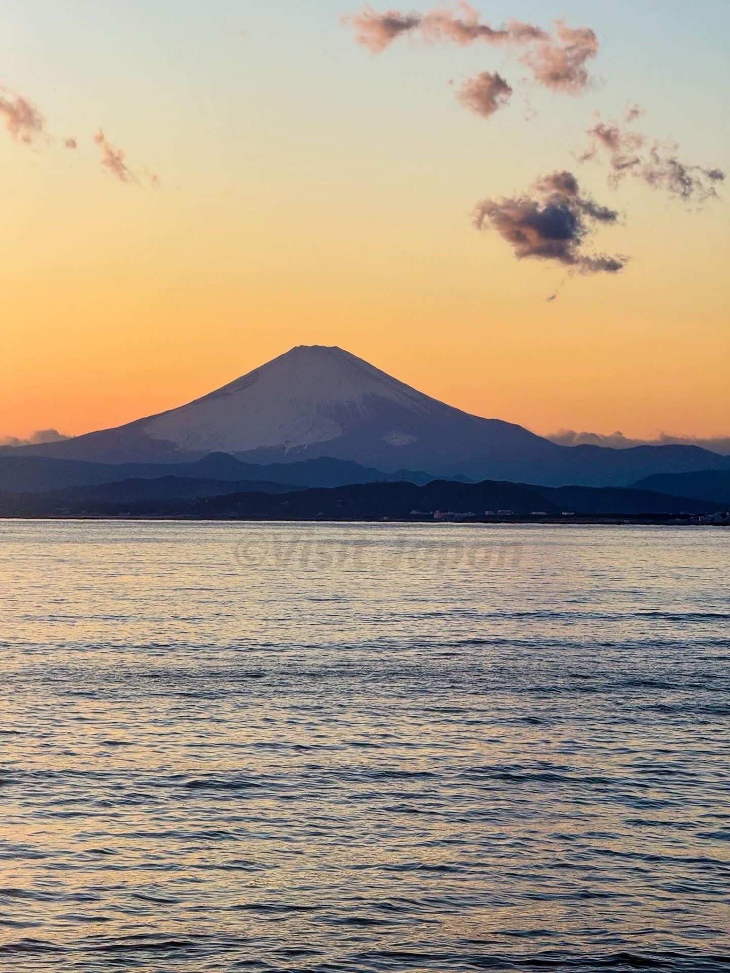 🇯🇵🌊 CHUYẾN ĐI 1 NGÀY TỪ KAMAKURA ĐẾN ENOSHIMA

🗻 Khám phá Kamakura và Enoshima trong một ngày! Chiêm ngưỡng các ngôi chùa, bãi biển, núi Fuji và cảnh hoàng hôn tuyệt đẹp!

Đối với những người ở Tokyo muốn trải nghiệm một khía cạnh khác của Nhật Bản,

Kamakura – Enoshima là một chuyến đi trong ngày hoàn hảo, dễ dàng lên kế hoạch cho chuyến thăm từ sáng đến tối 🚃✨

Lịch trình được lên kế hoạch cẩn thận, giảm thiểu việc đi lại và theo tuyến đường từ thành phố → bãi biển → đảo → điểm ngắm hoàng hôn.

━━━━━━━━━━━━━━

🌅 Buổi sáng | KAMAKURA

📍 1. Chùa Kōtoku-in – Tượng Phật Lớn (Daibutsu) 🗿

Hãy bắt đầu ngày mới với một địa danh quan trọng ở Kamakura.

Một bức tượng Phật bằng đồng lớn nằm ngoài trời.

☀️ Nên đến thăm vào sáng sớm.

Lúc đó chưa đông người, nên bạn có thể dễ dàng đi dạo và chụp ảnh.

⏰ Mất khoảng 45–60 phút.

🚃 Sau đó, đi tuyến Enoden đến Enoshima.

━━━━━━━━━━━━━━

🌊 Cuối buổi sáng – Buổi chiều | KAMAKURAKŌKŌ-MAE

📍 2. Ga Kamakurakōkō-Mae 🚃📸

Một trong những địa điểm chụp ảnh không thể bỏ qua đối với du khách đến Kamakura!

🚃 Tàu Enoden chạy ngang qua.

🌊 Biển ở phía sau.

📸 Tạo nên bầu không khí như một cảnh trong phim hoạt hình Nhật Bản.

Địa điểm này là một đoạn đường ray giao nhau nổi tiếng trong phim Slam Dunk.

⚠️ Hãy chụp ảnh từ các khu vực được chỉ định và cẩn thận với tàu hỏa và giao thông đường bộ.

⏰ Mất khoảng 20-30 phút.

━━━━━━━━━━━━━━

🏖️ 3. Bãi biển Shichirigahama

Tiếp tục đi thêm một chút và thư giãn bên bờ biển.

🌊 Tản bộ trên bãi biển.

📸 Chụp ảnh phong cảnh biển.

🗻 Nếu thời tiết trong lành, bạn có thể nhìn thấy núi Fuji từ bờ biển.

Không cần vội vàng lúc này.

Hãy thư giãn, tận hưởng làn gió biển, rồi tiếp tục hành trình đến Enoshima. 🌤️

⏰ Khoảng 45–60 phút

━━━━━━━━━━━━━━

⛩️ Chiều – Tối | ENOSHIMA

🚃 Đi tàu Enoden đến ga Enoshima.

Sau đó đi bộ qua cầu đến đảo.

📍 4. Phố Enoshima Benzaiten Nakamise Dori 🛍️🍘

Phố mua sắm chính trước khi đến đảo.

Hai bên đường có rất nhiều nhà hàng, quán ăn vặt và cửa hàng bán đồ lưu niệm địa phương.

🍘 Bánh kẹo Nhật Bản
🦐 Tôm/mực khô
🍡 Món tráng miệng
🐙 Đồ ăn nhẹ

👉 Bạn có thể vừa đi vừa ăn, vì phía trước có đoạn "lên dốc"! 😂

━━━━━━━━━━━━━━

📍 5. Đền Enoshima ⛩️

Leo lên cầu thang qua cổng torii và cổng Zuishinmon.

🙏 Viếng thăm đền thờ trên đảo.

🌿 Tận hưởng không gian hòa quyện giữa thiên nhiên và kiến ​​trúc Nhật Bản.

Nếu bạn không muốn leo hết cầu thang... Hãy cân nhắc sử dụng thang cuốn Enoshima ở một số điểm.

⏰ Khoảng 45–60 phút

━━━━━━━━━━━━━━

🌅 Buổi tối | Đỉnh điểm của chuyến đi

📍 6. Vực Chigogafuchi

Tiếp tục đi bộ về phía tây nam của hòn đảo.

🌊 Những tảng đá ven biển

🌅 Địa điểm ngắm hoàng hôn

🗻 Vào những ngày trời quang, bạn có thể nhìn thấy núi Fuji làm nền.

Đây là địa điểm tôi khuyên bạn nên dành nhiều thời gian nhất.

Vì điều bắt đầu như một "chuyến thăm chùa" sẽ biến thành
việc ngắm hoàng hôn cho đến khi bạn không muốn quay lại Tokyo nữa 😂🧡

⏰ Nên ở lại đến gần lúc hoàng hôn.

━━━━━━━━━━━━━━

🚃 Lộ Trình Dễ Nhớ Ngày Nay

Ga Kamakura
⬇️ Enoden
🗿 Kōtoku-in
⬇️
🚃 Kamakurakōkō-Mae
⬇️
🏖️ Shichirigahama
⬇️
🌊Enoshima
⬇️
🛍️ Nakamise Dori
⬇️
⛩️ Đền Enoshima
⬇️
🌅Chigogafuchi
⬇️
🚃 Trở về Tokyo

🗺️ Lịch trình hôm nay:

Đại Phật → Tàu hỏa → Bãi biển → Đảo → Đền thờ → Hoàng hôn 🗿🚃🌊⛩️🌅

━━━━━━━━━━━━━━

💡 Mẹo du lịch

☀️ Nếu bạn muốn ngắm núi Fuji... Hãy chọn ngày có thời tiết trong lành và tầm nhìn tốt.

🚃 Kiểm tra lịch trình tàu Enoden trước khi đi.

👟 Mang giày thoải mái vì Enoshima có cả đường đi bộ và cầu thang.

🌅 Thời gian hoàng hôn thay đổi theo mùa, vì vậy hãy kiểm tra trước khi lên kế hoạch cho chuyến đi của bạn.

📱 Google Maps rất tiện lợi để kiểm tra các tuyến đường và lịch trình tàu.

📌 Lưu bài viết này lại! Dành cho những ai đang lên kế hoạch cho chuyến đi trong ngày từ Tokyo và muốn trải nghiệm:

🗿 Lịch sử
🚃 Tuyến đường sắt cổ điển
🌊 Biển
🗻 Núi Fuji
⛩️ Đền thờ
🌅 Hoàng hôn

Kamakura + Enoshima = Chuyến đi trong ngày! Khám phá tất cả mà không cần vội vàng và làm hỏng giày của bạn 😂🇯🇵

#VisitJapan #Kamakura #Enoshima #KamakuraDayTrip
#Enoden #KamakuraTravel #EnoshimaTravel #DayTripFromTokyo
#JapanSelfGuidedTravel #JapanTravel