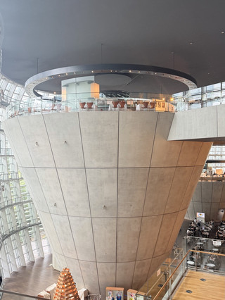 去完美術館喺嗰個倒轉圓錐體上面食正宗法國菜:國立新美術館 Paul Bocuse。