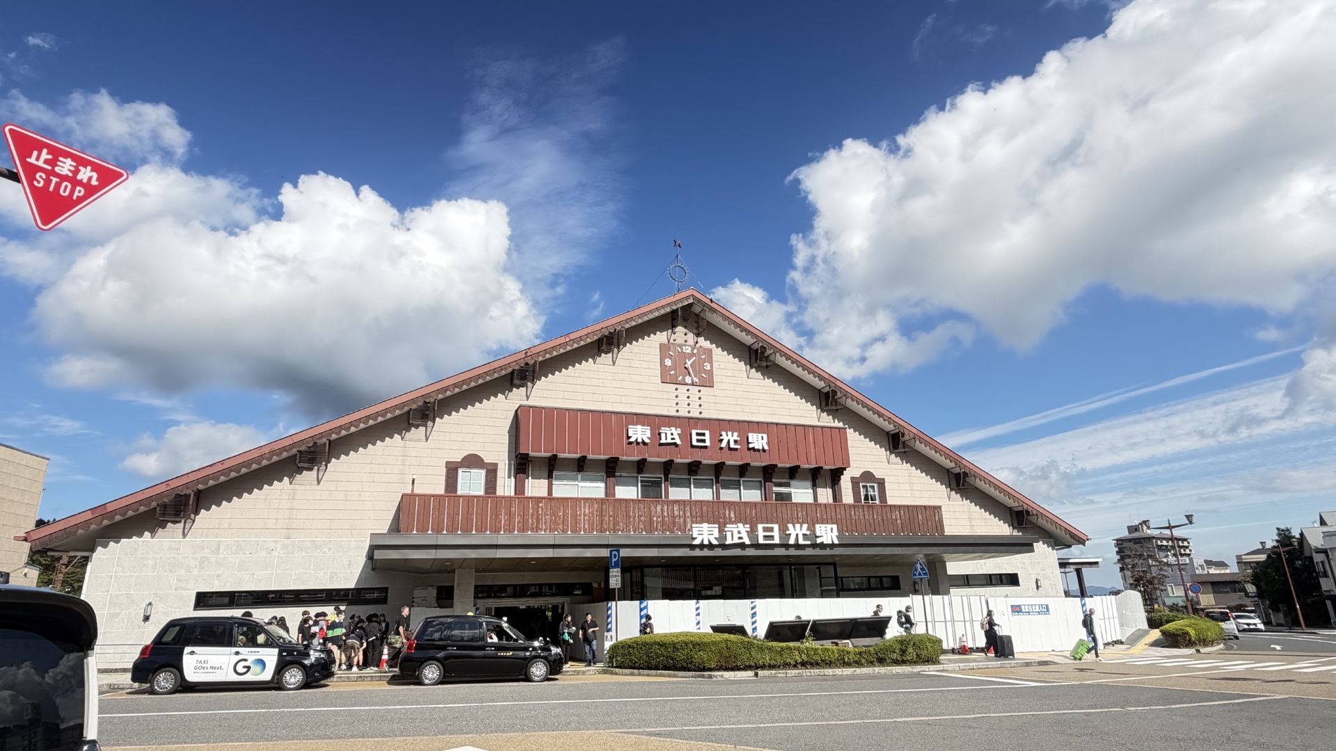 期待已久的日光之旅終於完成✅

以前總覺得這裡交通好麻煩不敢來,這次真的來了,發現也沒那麼難,就是需要一股衝勁。

下午把行李一放,直接開始散步:二荒山神社、東照宮、眠貓神社、輪王寺。走在森林步道裡,碎石路、木棧道,踩著踩著,汗水配上芬多精,整個人都暢快了。
