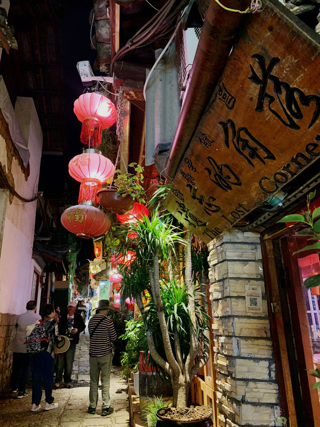 Shopping in the hustle and bustle of Qingming Shanghetu in Lijiang