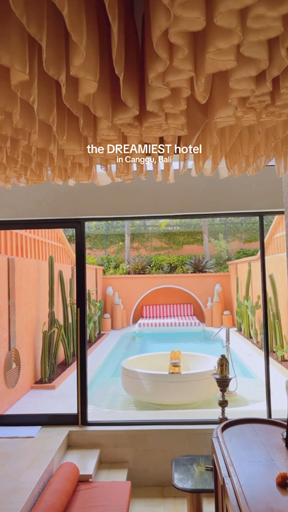Cyrus Villa Seminyak by iNi Vie Hospitality benar-benar seperti mimpi di Bali yang menjadi kenyataan! Villa ini adalah tempat peristirahatan terbaik di mana kemewahan bertemu dengan suasana santai khas Bali.

Mari kita bicara tentang kamar—bayangkan luas, bersih, dan sangat estetis! Anda akan terpesona dengan dekorasi yang stylish (momen yang Instagramable 😍), dan setiap villa dilengkapi dengan kolam renang pribadi dan bak mandi besar untuk bersantai seharian. Tata letak kamar yang cerdas sangat modern—tanpa teknologi yang rumit, hanya mode liburan murni.

Pelayanan di sini? Luar biasa. Stafnya SANGAT ramah dan siap membantu 24/7. Butuh bantuan dengan transportasi, tur, atau pertanyaan acak di tengah malam? Cukup hubungi grup WhatsApp villa dan Anda akan mendapatkan bantuan instan dari tim. Para tamu memuji respons cepat dan keramahan mereka yang tulus.

Fasilitasnya juga sangat bagus. Pagi hari dimulai dengan sarapan lezat (jangan lupa untuk mencoba hidangan lokal!). Tersedia layanan laundry dan pijat jika Anda ingin bersantai lebih lama lagi. Keunggulan ramah lingkungan yang besar: mereka menawarkan air keran yang disaring tanpa batas, jadi bawalah botol Anda dan bantu mengurangi sampah plastik!

Dari segi lokasi, Anda sudah siap. Vila ini hanya berjarak beberapa menit naik skuter dari kafe-kafe, klub pantai, dan tempat berselancar paling keren di Canggu—sempurna untuk wisata kuliner atau menikmati matahari terbenam.

Beberapa tips dari tamu sebelumnya: tekanan air pancuran bisa lebih kuat dan pilihan sarapan bisa lebih beragam, ditambah jika Anda berada di lantai dua, lokasi kamar mandi tidak terlalu nyaman. Tapi jujur ​​saja, kelebihan-kelebihan tersebut benar-benar mengalahkan segalanya.

Singkatnya, jika Anda mendambakan liburan yang tenang dan dimanjakan dengan akses ke semua kesenangan Bali, Cyrus Villa Seminyak adalah pilihan tepat Anda. Lihat di trip.com untuk memesan liburan tropis Anda!