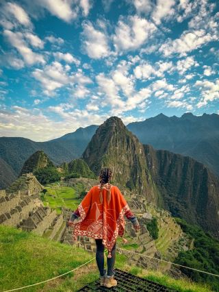 雲の上の古代都市――そう、伝説のマチュピチュです！Instagramのフィードで見かけるようなアイコニックな光景が、現実の冒険としてあなたを待っています。🌄✨