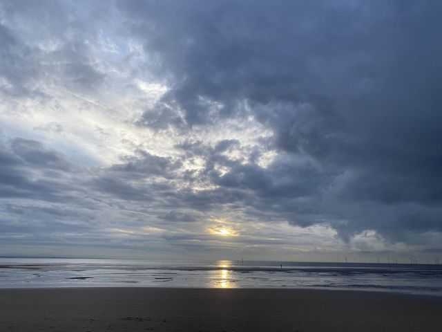 🌊 Crosby Beach Tranquil Retreat 🌅
