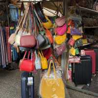 Markets near the Pisa tower have an exceptional selection of handbags!💯