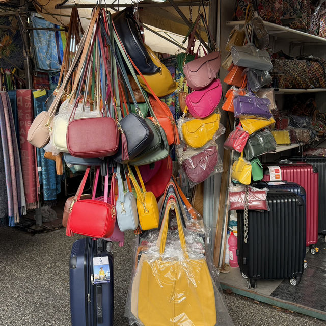Markets near the Pisa tower have an exceptional selection of handbags!💯