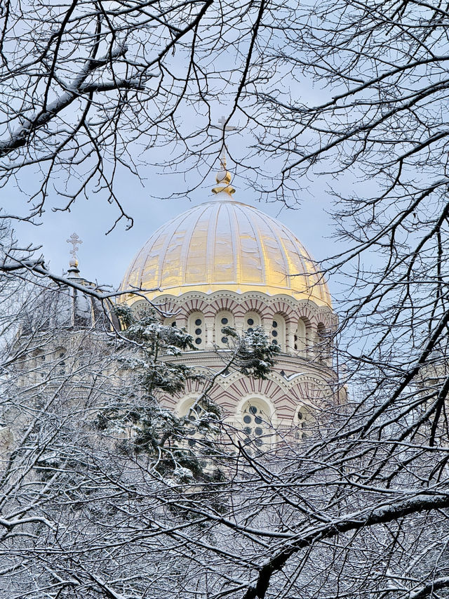 Frozen Fairytales & Cozy Cafés in the snowy Riga ☕️ 