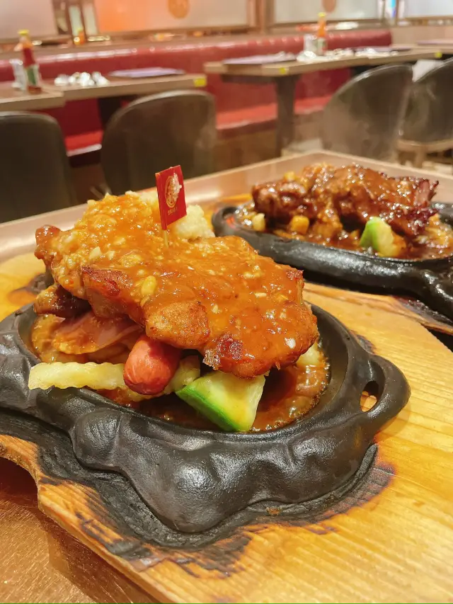 철판 요리의 전통 맛집! 매번 꼭 마늘을 추가해야 더 맛있어요!