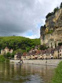 🏞️ Where the Cliff Meets the River – La Roque-Gageac, France