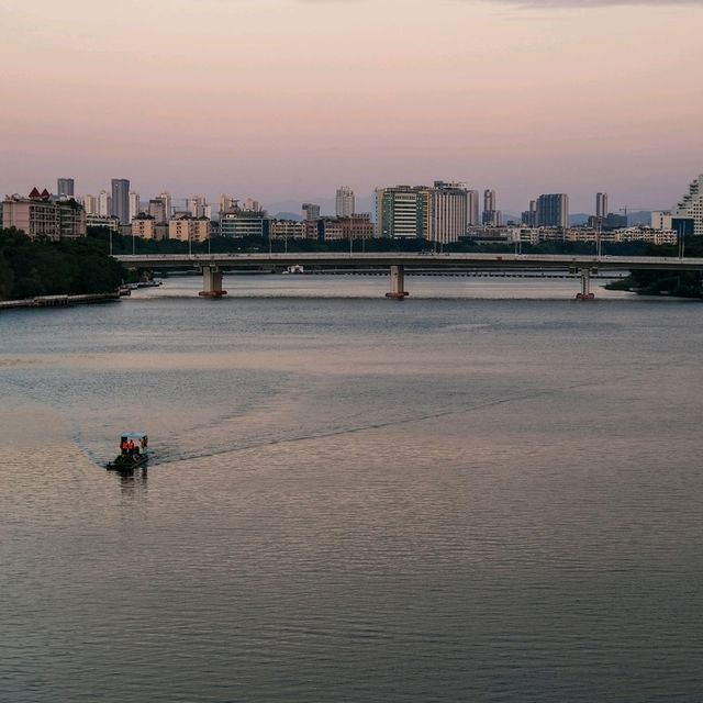Golden Reflections on the Gan River โ Ganzhou at Sunset ๐
 Golden Reflections on the Gan River โ Ganzhou at Sunset ๐
