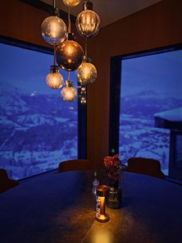 #冬季度假 ❄️ 夢想著來一場夢幻般的冬季之旅？海姆瑟達爾 (Hemsedal) 絕對是您的理想之選，尤其適合渴望冒險與放鬆的滑雪愛好者！斯卡斯努滕山區度假村及水療中心 (Skarsnuten Mountain Resort & Spa) 擁有令人嘆為觀止的美景、便捷的滑雪進出通道，以及專為滑雪一天後放鬆身心而設計的水療中心，是您的絕佳選擇。皚皚雪山和空中飛機尾跡交織成一幅美輪美奐的阿爾卑斯仙境，絕對是拍照打卡的絕佳地點。

前往斯卡斯努滕非常便捷——它坐落在海姆瑟達爾村上方的高處，可直達頂級滑雪道。在戶外體驗了一天的刺激之後，您可以前往酒店的戶外按摩浴缸或水療中心，在白雪皚皚的山峰環繞下，享受純粹的放鬆。寬敞的客房裝潢精美，舒適溫馨，自然光線充足（非常適合拍攝雪夜美照！）。如果您想在再次滑雪前舒展筋骨、恢復活力，飯店還設有健身中心。

美食愛好者一定會愛上這裡的自助早餐，種類豐富，總有一款適合你。千萬別錯過招牌披薩，搭配精心挑選的葡萄酒，更是錦上添花。餐廳選用當地優質食材，每一餐都令人回味無窮。員工熱情友好，樂於助人，無論是家庭出遊還是獨自旅行，都能感受到賓至如歸的溫暖氛圍，即使在寒冷的夜晚也倍感舒適。

預訂小貼士：在trip.com預訂住宿，即可享有最優惠價格，尤其是在冬季！行程安排方面，您可以體驗滑雪進出便利，探索附近的夜間滑雪場，並在觀景台上拍攝雪景美照，留下難忘的回憶。記得帶上保暖衣物和泳衣，以便享受水療服務！

#海姆斯達爾 #滑雪度假村 #山間度假 #雪地飯店 #tripcom