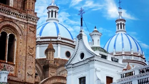 มหาวิหารแห่งใหม่ของเมืองกวนกา — โดมสีฟ้าเหนือเมืองเก่า ⛪🔵 — traveler post in เกวงกา