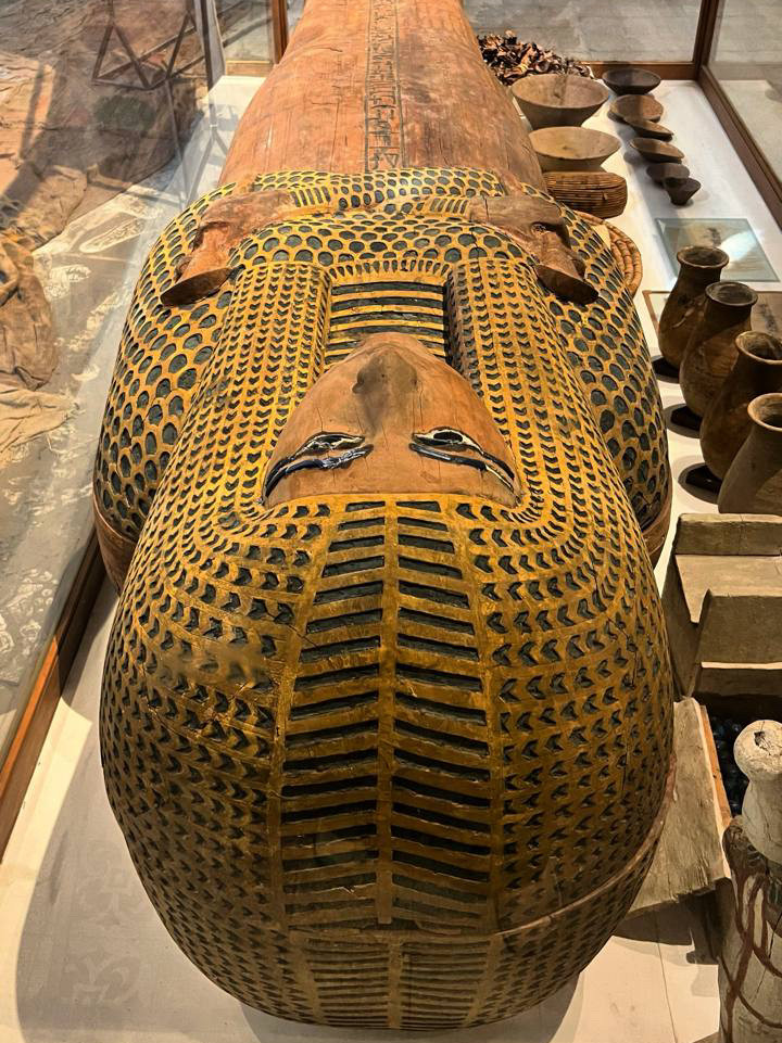 このエジプトの博物館は、まるでファラオの秘密の保管庫のよう