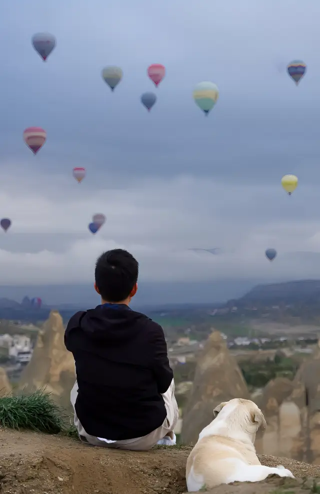 I watched a hot air balloon sunrise in Cappadocia with my dog