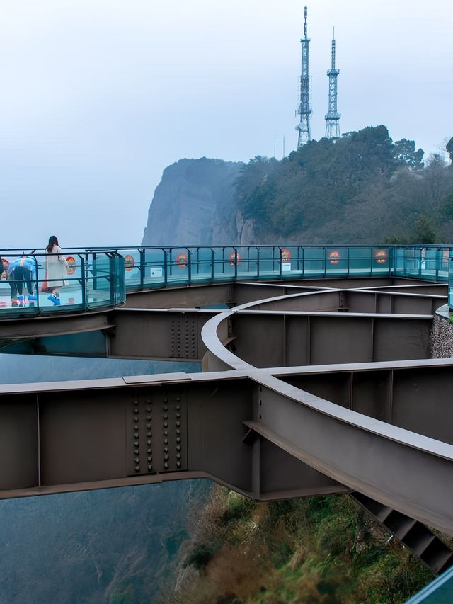 “萬里雲間戍，立馬劍門關