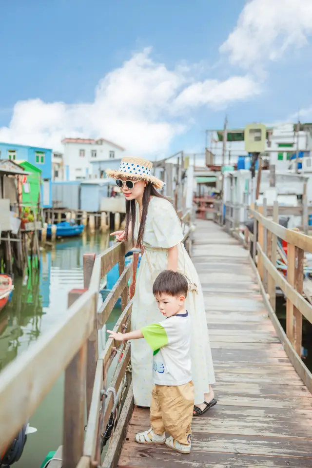 When taking kids to Hong Kong, you must try the panoramic cable car ride