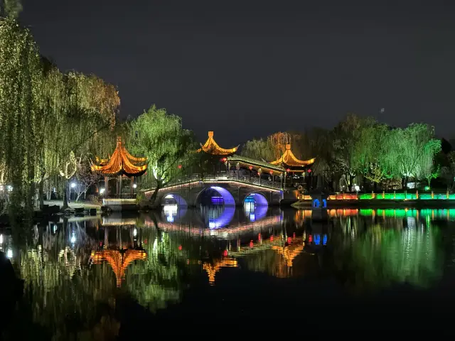 A Night Visit to Wuguniang Park