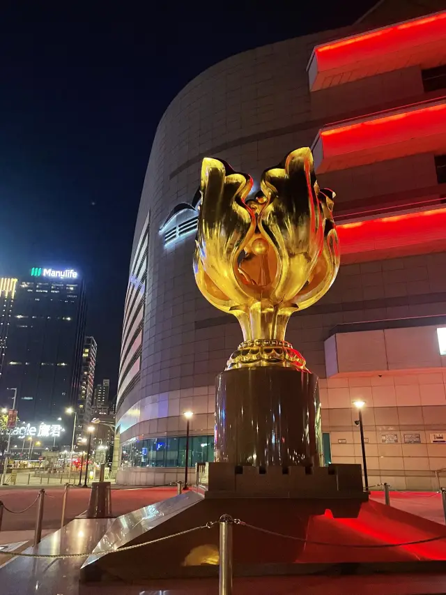 Hong Kong Must-Visit | A Nostalgic Spot for Old Hong Kongers: Golden Bauhinia Square