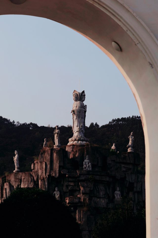 週末去哪兒？跟著我一起穿梭於旗山萬佛寺的古韻之美！
