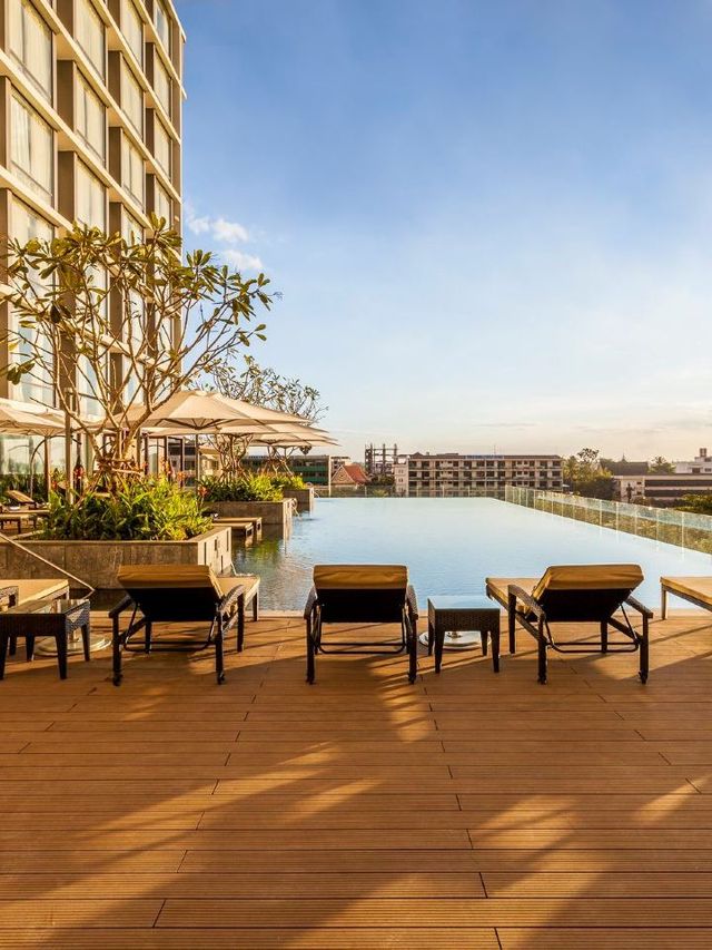 🌟 Vientiane's Crowne Plaza: Luxury & Cuisine Combined 🌟