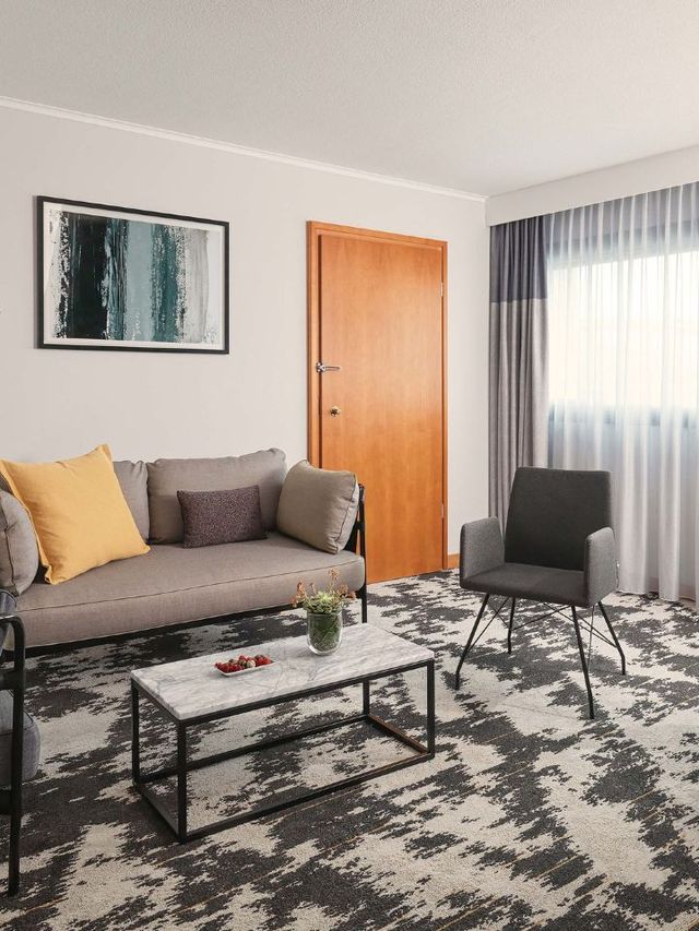 🌟 Frankfurt's Finest: Sheraton's Sweet Spot! ✈️🛌