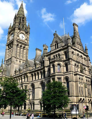 The ancient British city has the charm of intertwining history and modernity.
