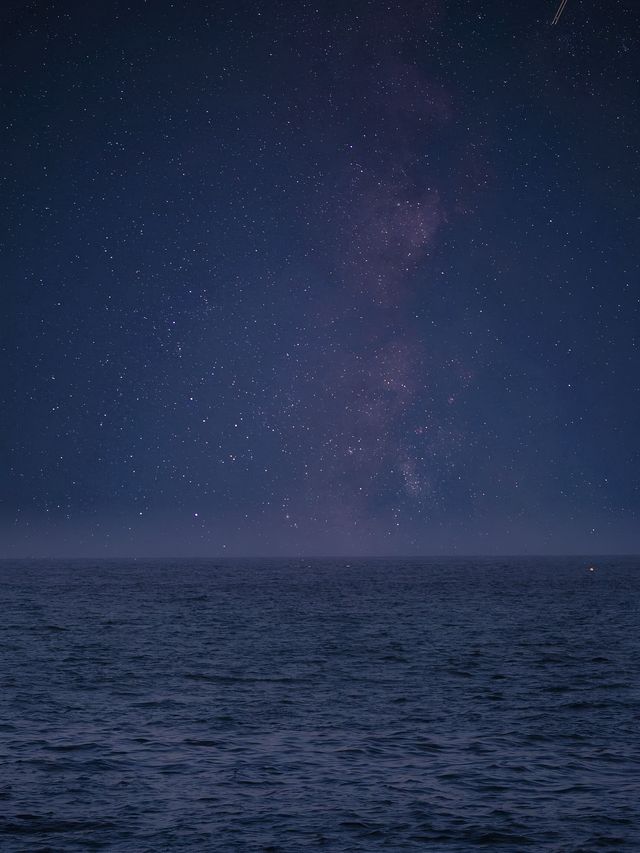 落日沉醉於橙色的海。