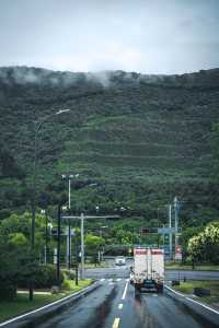 不在新疆蘇州人有自己的「阿勒泰」||雨後通往大陽山的路上， 只見山間霧氣繚繞， 彷彿一幅流動的水。