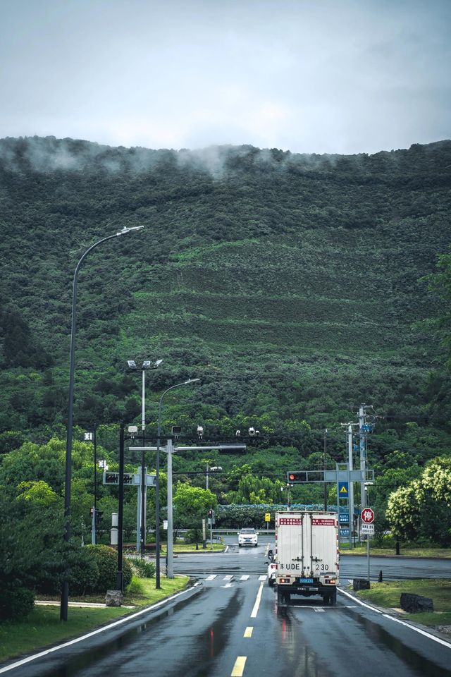 不在新疆蘇州人有自己的「阿勒泰」||雨後通往大陽山的路上， 只見山間霧氣繚繞， 彷彿一幅流動的水。