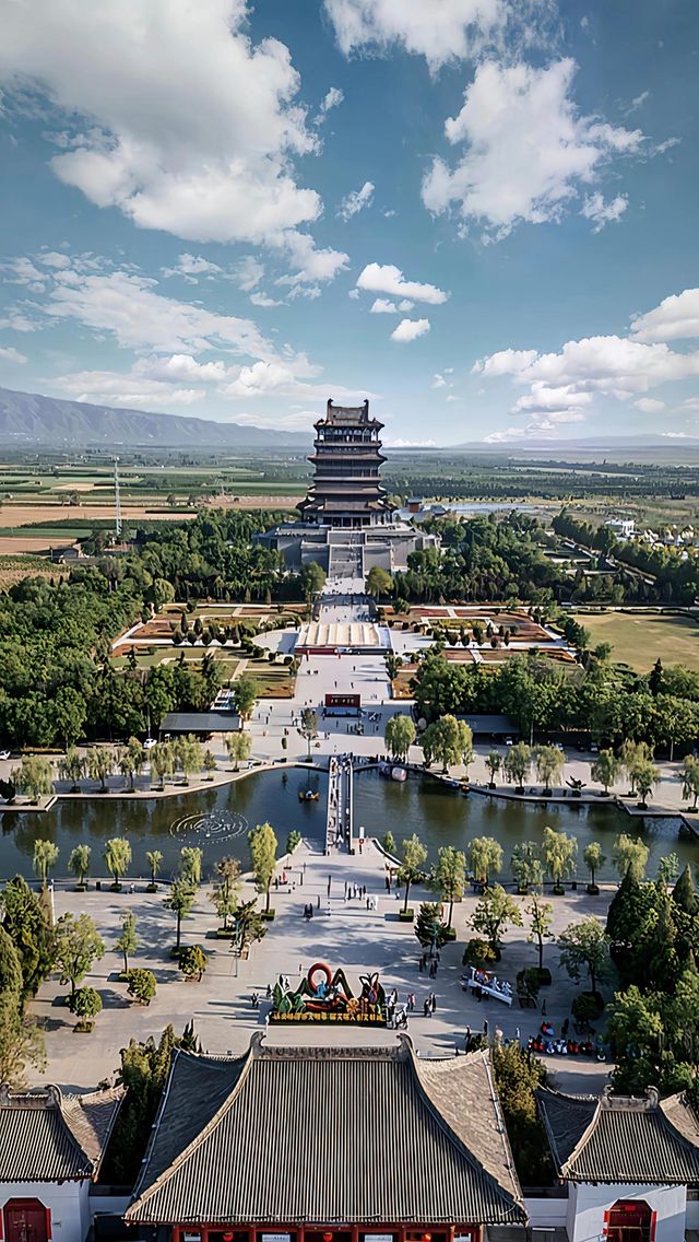 鸛雀樓:中國四大名樓之一,因王之渙《登鸛雀樓》的詩而聞名中外。 鸛雀樓:中國四大名樓之一,因王之渙《登鸛雀樓》的詩而聞名中外。