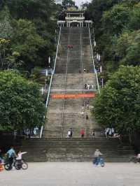 【白岩公園】來到縣城裡的公園爬好幾百級的大台階。