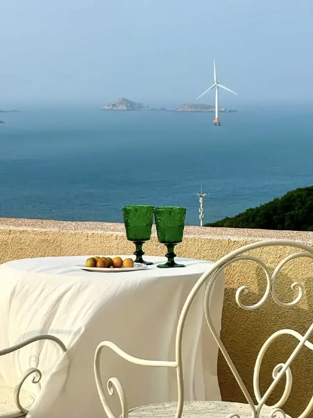 It feels like you're in the middle of the sea and sky, with breathtaking views. 