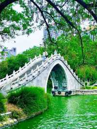 人文和風光融為一體；包公園
