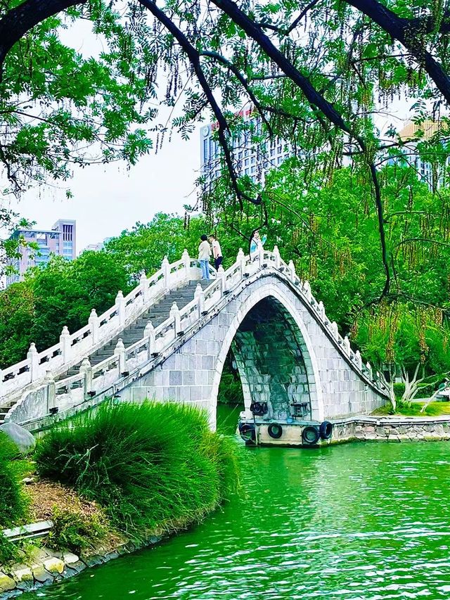 人文和風光融為一體；包公園