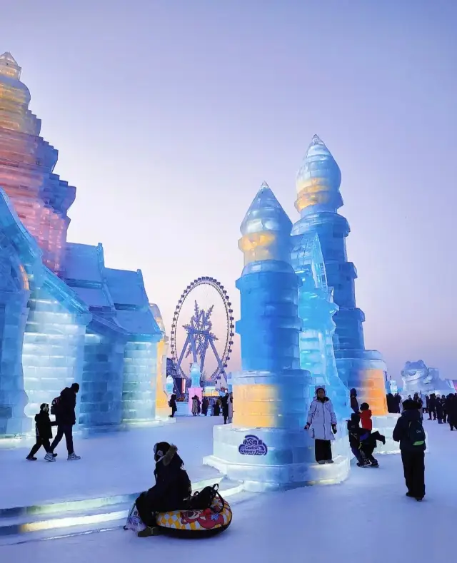 The night view of Harbin Ice and Snow World is amazing!