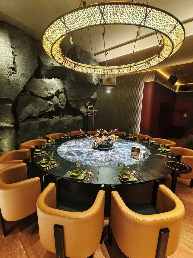 請人食帝王蟹，呢間餐廳真係好有排場