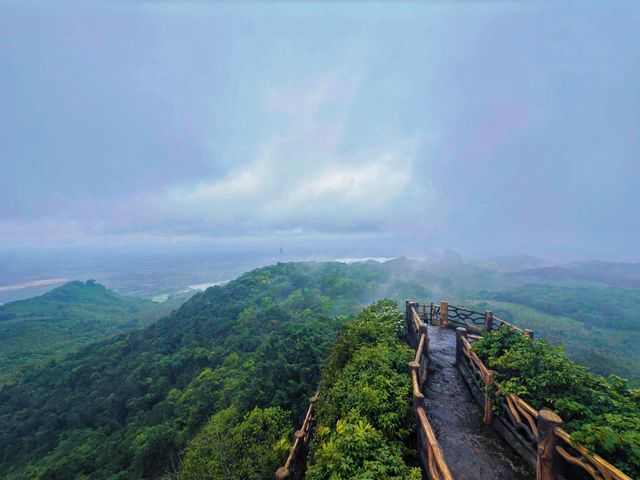 走進瓊海白石嶺，領略海南獨特嘅山岳風光同清新野趣