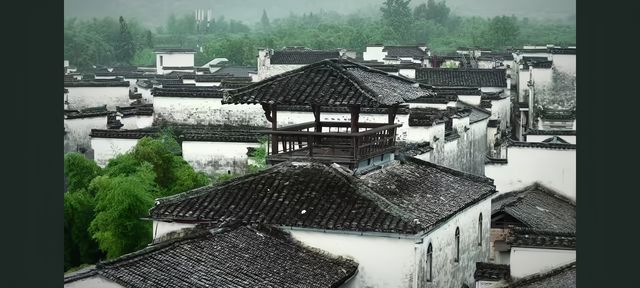 墨痕深處覓徽州  

踩著晨霧未散嘅青石板，我跌入咗徽州嘅水墨長卷裡。呢度嘅山、水、村落，都似係從硯台
