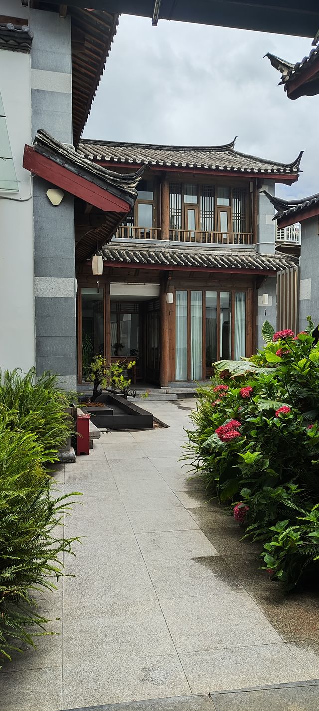 將納西族的浪漫，全融入一磚一瓦、一花一木中。