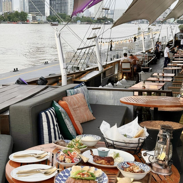 曼谷湄南河必吃榜！百年老船改建的浪漫餐廳⛵️✨