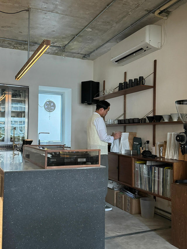香港探店🇭🇰舊樓五樓藏著黑膠咖啡秘境Swallow Dive